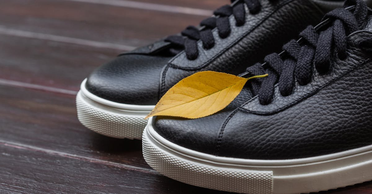 Sukienka + skórzane sneakersy: przepis na nowoczesną elegancję