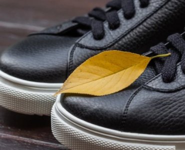 Sukienka + skórzane sneakersy: przepis na nowoczesną elegancję