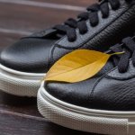 Sukienka + skórzane sneakersy: przepis na nowoczesną elegancję