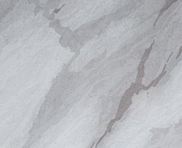 Ściana, która robi wrażenie: fornir kamienny i szybka metamorfoza bez kurzu