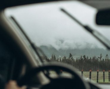 Mokro po stronie pasażera? 9 najczęstszych przyczyn i szybkie sposoby naprawy