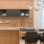 Fronty ryflowane w kuchni: 21 inspiracji i sprytnych trików, które odmienią Twoje meble