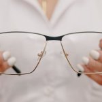 Prostokąt, który wysmukla: idealne oprawki dla okrągłej twarzy