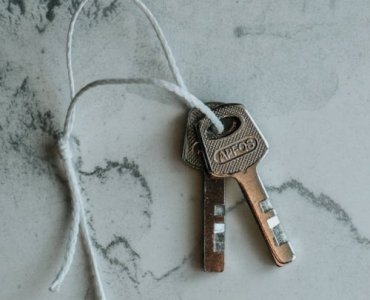 Koniec epoki haseł: passkeys w pigułce — jak działają i dlaczego to bezpieczniejsza przyszłość logowania