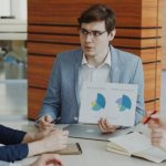 Start dnia bez chaosu: poranny briefing, który napędza mały zespół do działania
