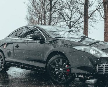 Mróz nie puścił ręcznego? Jak szybko odblokować hamulec postojowy i zapobiegać problemom