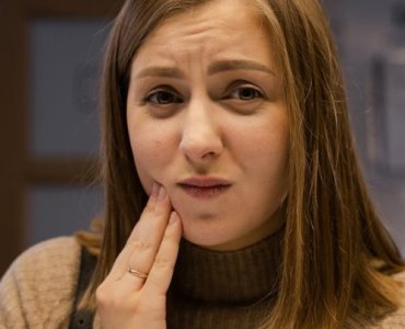 Zaciskasz zęby po intensywnej serii? Jak opanować bruksizm i trenować bez bólu
