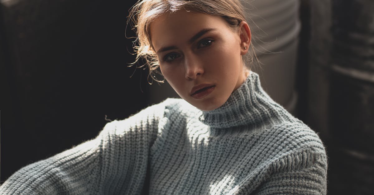 Elegancja na luzie: jak nosić sweter polo w pracy, by wyglądać profesjonalnie i czuć się swobodnie