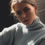 Elegancja na luzie: jak nosić sweter polo w pracy, by wyglądać profesjonalnie i czuć się swobodnie