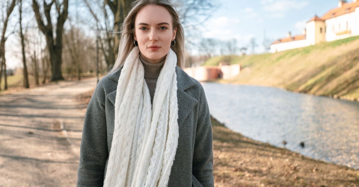 Otul się klasą: szlafrokowy płaszcz po trzydziestce, który robi wrażenie