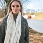 Otul się klasą: szlafrokowy płaszcz po trzydziestce, który robi wrażenie